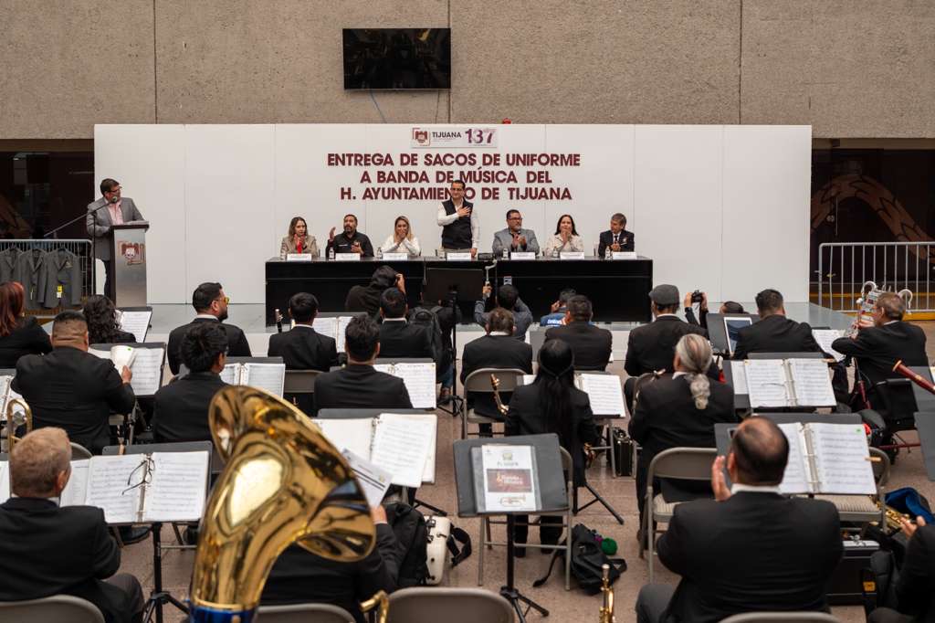 Entrega de sacos oficiales para la Banda municipal.