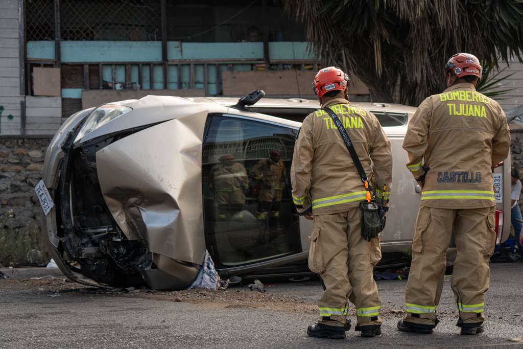 VECINOS AUXILIAN A ADULTO MAYOR ATRAPADO BAJO UN AUTOMÓVIL.