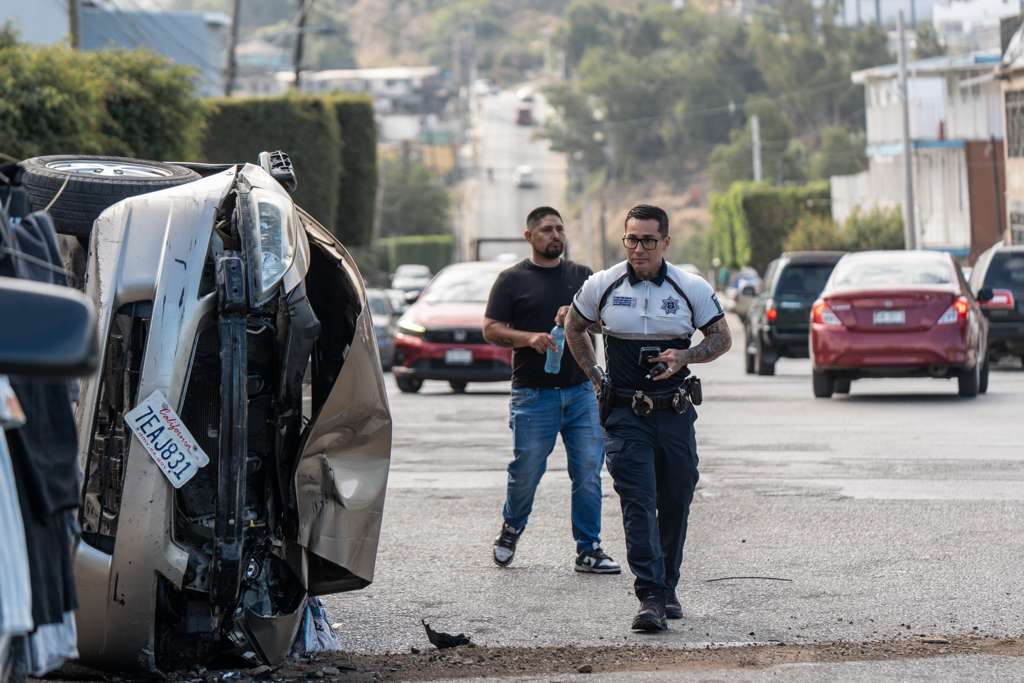 CONDUCTOR FUE RETENIDO POR VECINOS.
