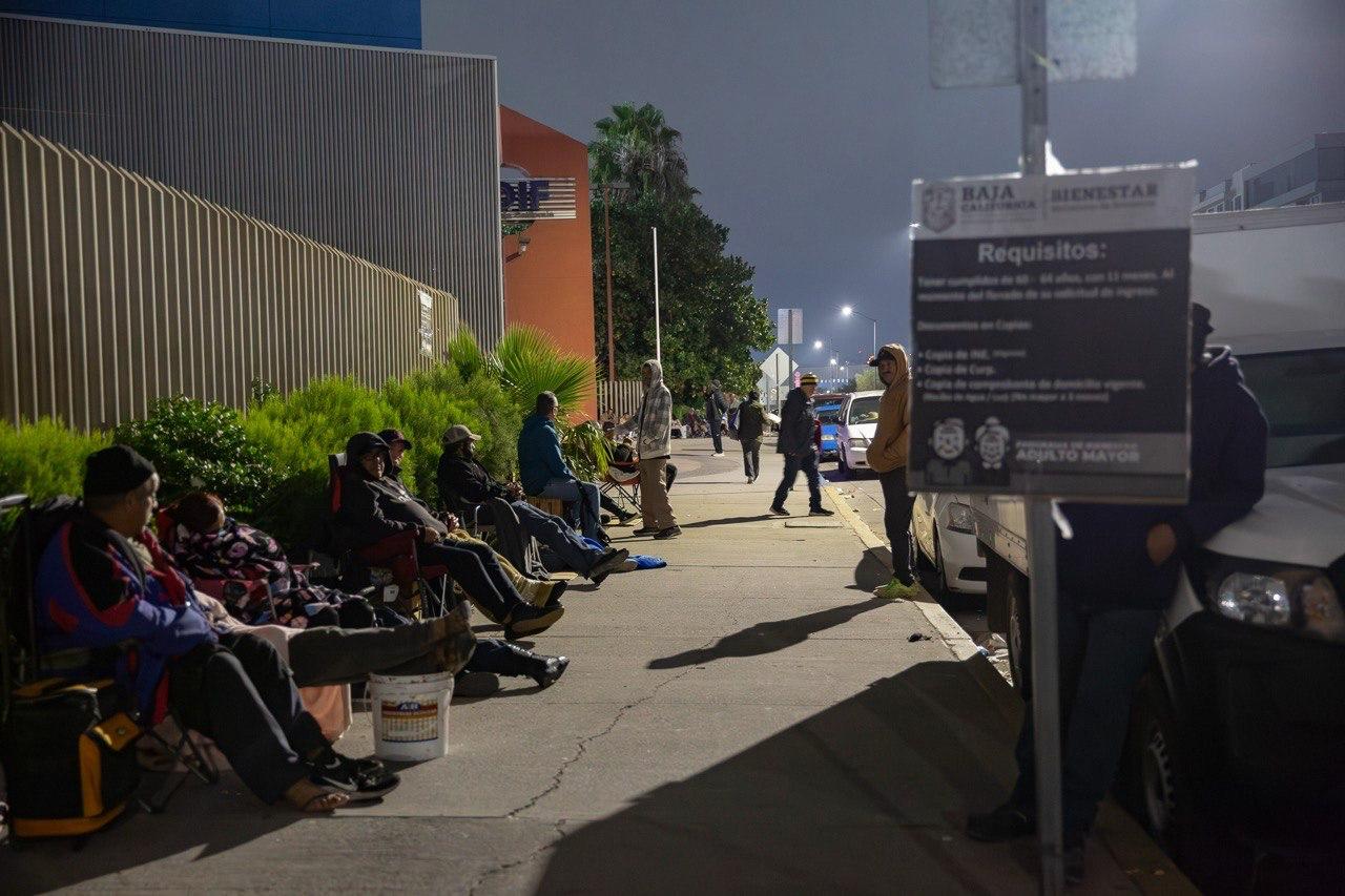 ADULTOS MAYORES EN VELA PARA REGISTRARSE PARA APOYOS ESTATALES