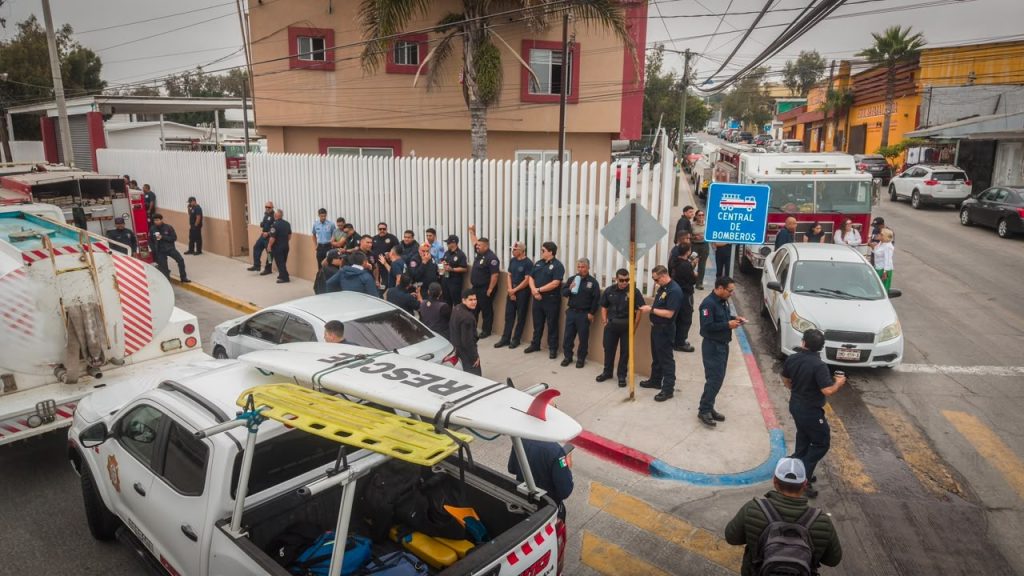 Elementos de bomberos de Rosarito manifestándose fuera de las instalaciones de Protección civil.