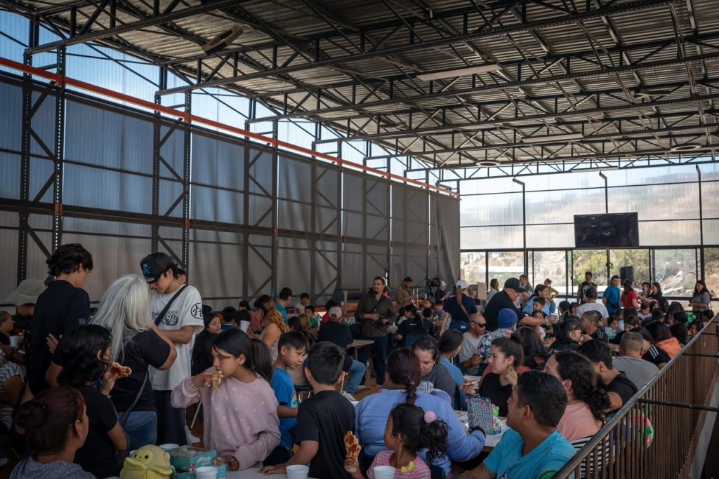 Niños y niñas del albergue "embajadores de Jesús" disfrutando de la comida llevada por la fundación Tijuana sin hambre.