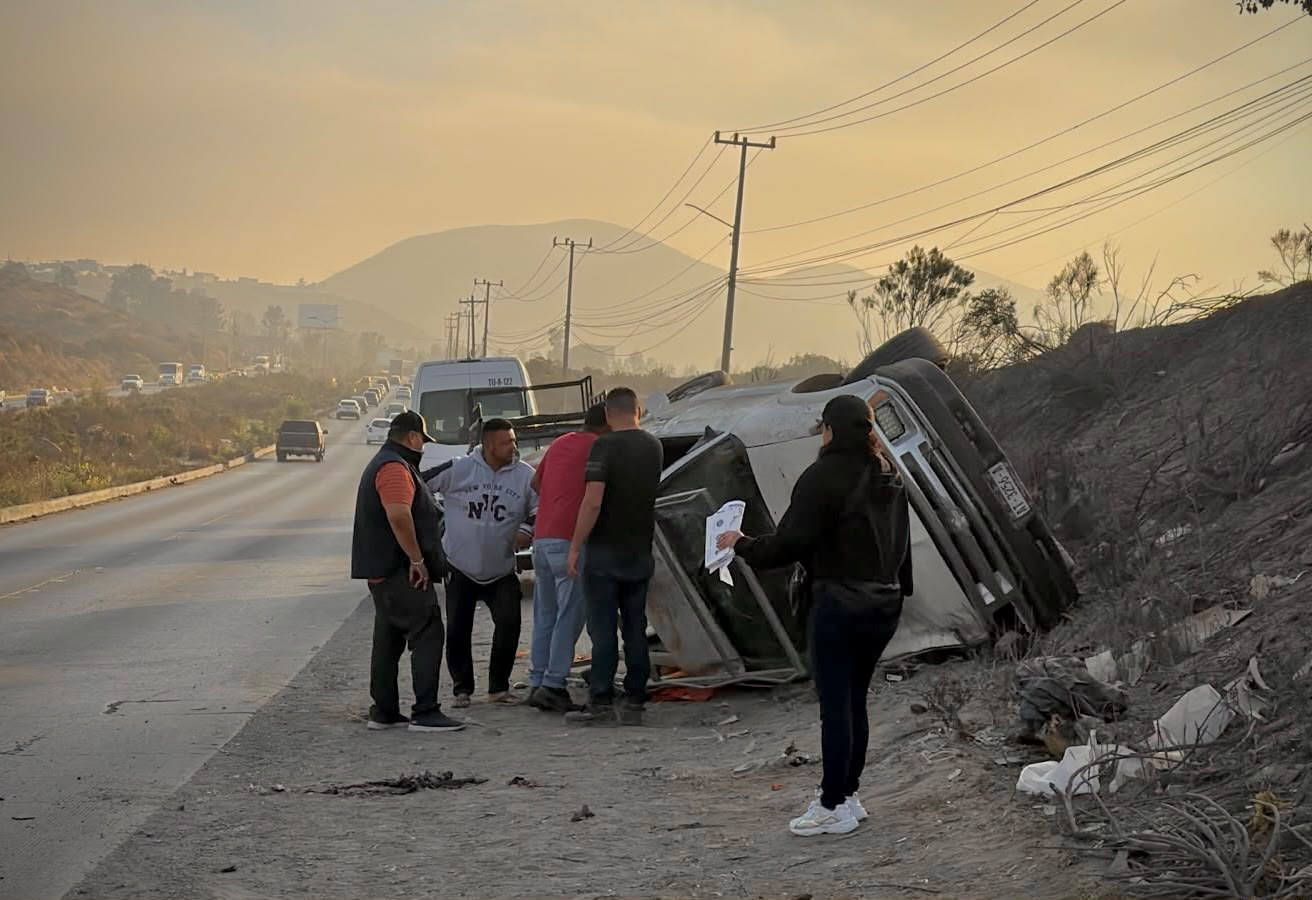 CHOQUE ENTRE PICKUP Y TRANSPORTE PÚBLICO DEJA VOLCADURA EN EL BULEVAR 2000