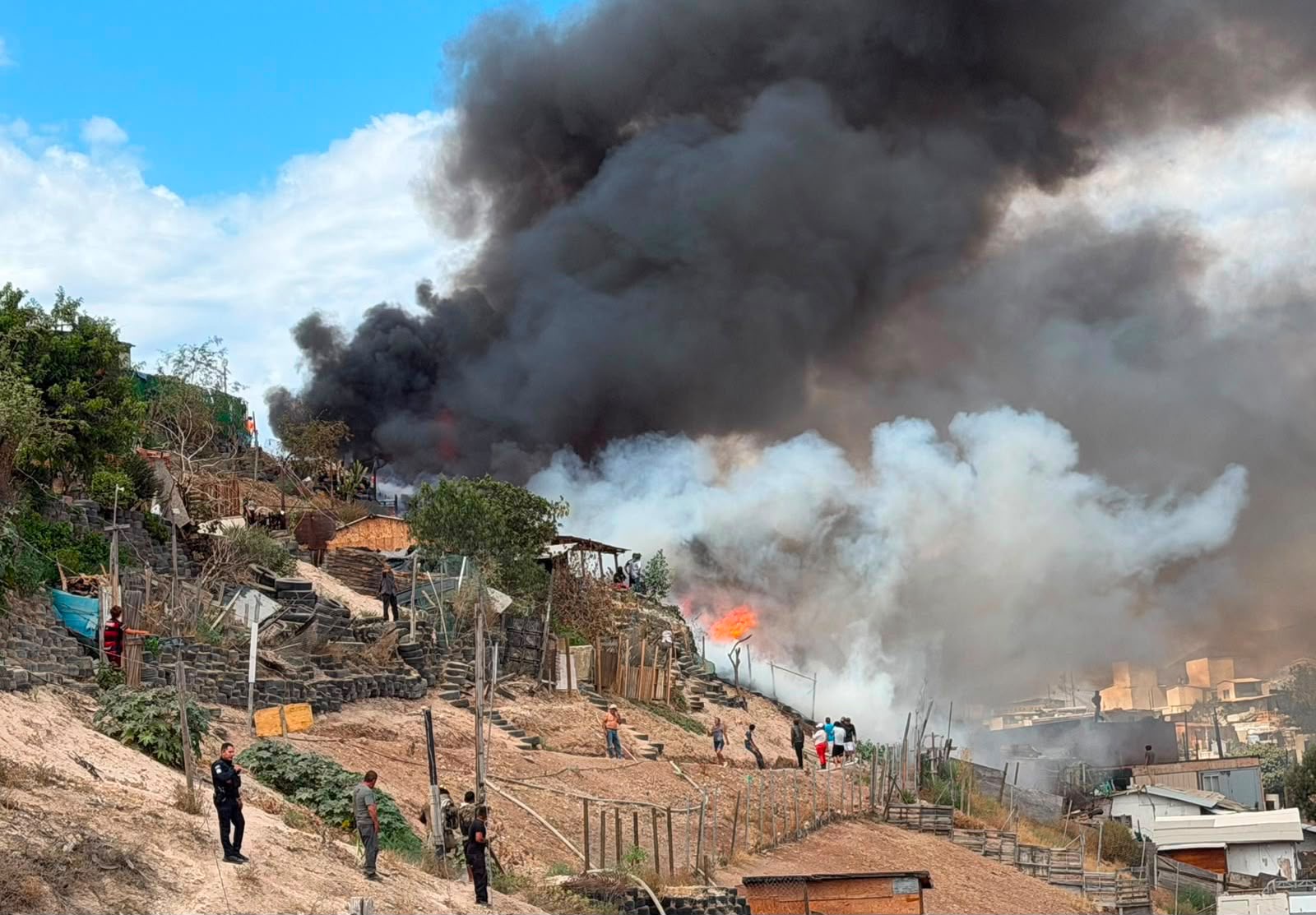 TRES VIVIENDAS SON CONSUMIDAS POR INCENDIO EN CERRO COLORADO