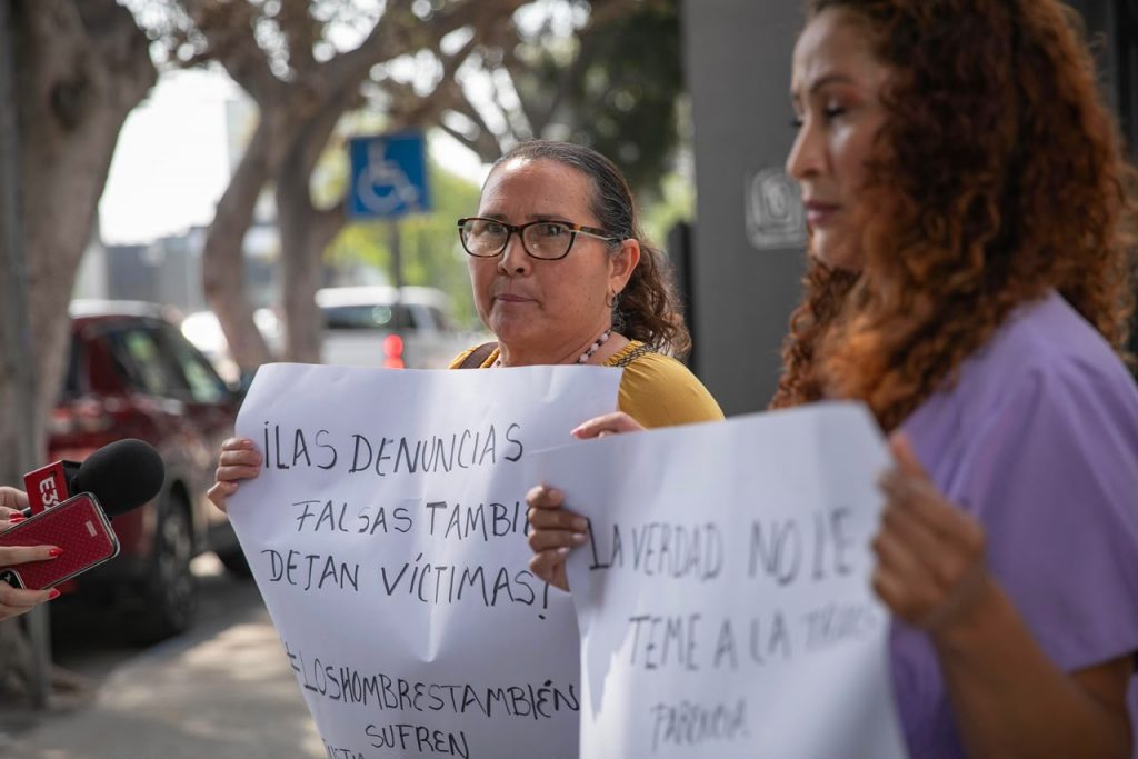 FAMILIARES DE MÉDICO PROCESADO SE MANIFIESTAN ANTE LA FGE.