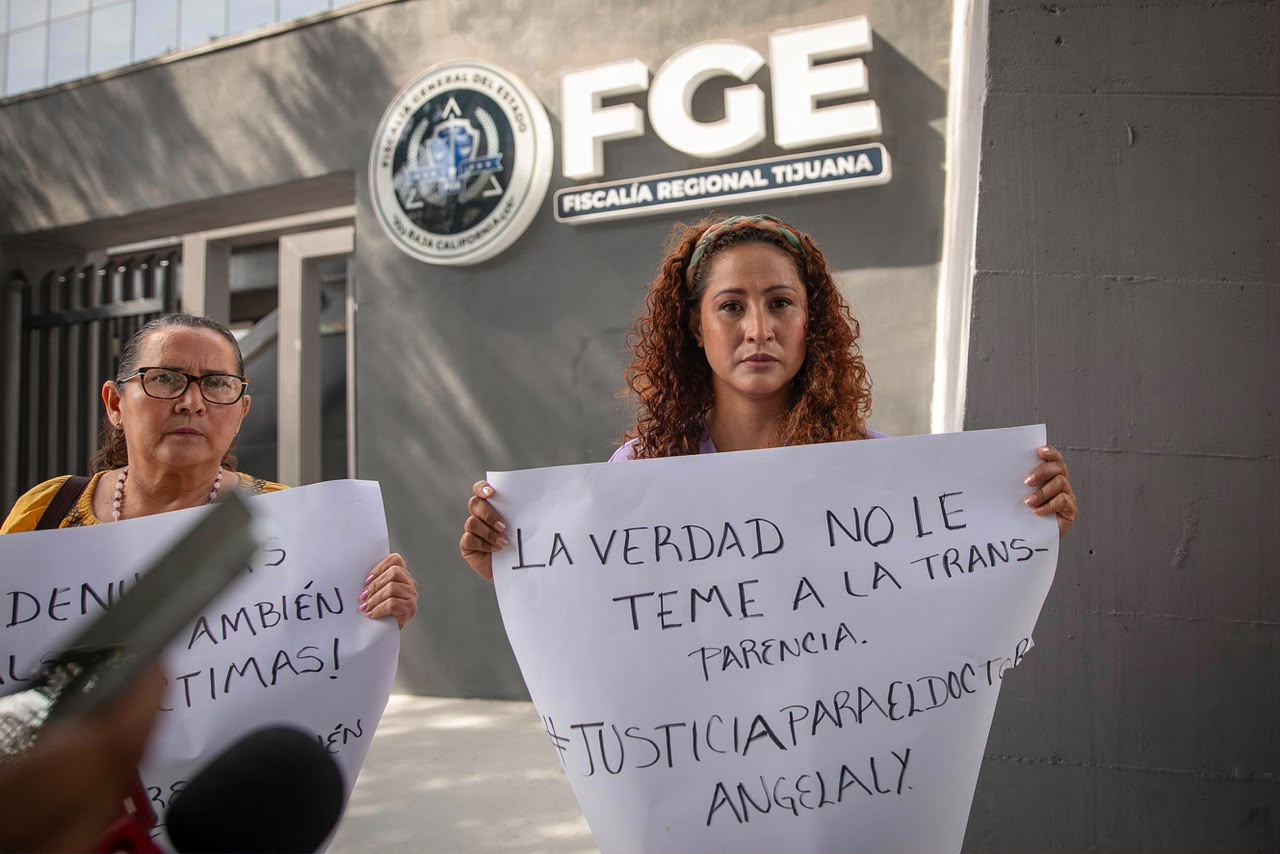 FAMILIARES DE MÉDICO PROCESADO SE MANIFIESTAN ANTE LA FGE