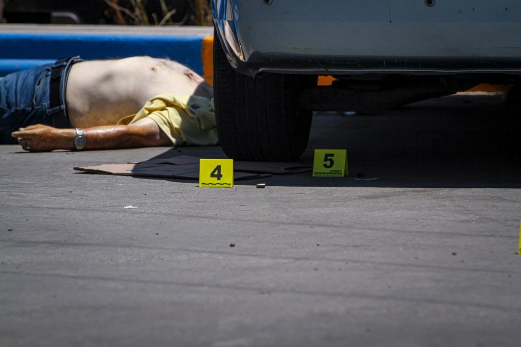 HOMBRE ASESINADO ESTACIONAMIENTO DE UN OXXO EN JARDÍN DORADO.