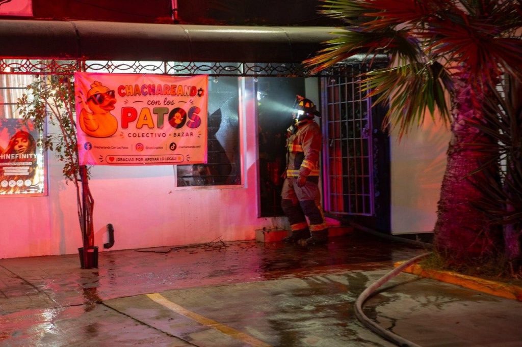 INVESTIGAN INCENDIO PROVOCADO EN BAZAR DE PLAYAS DE TIJUANA.