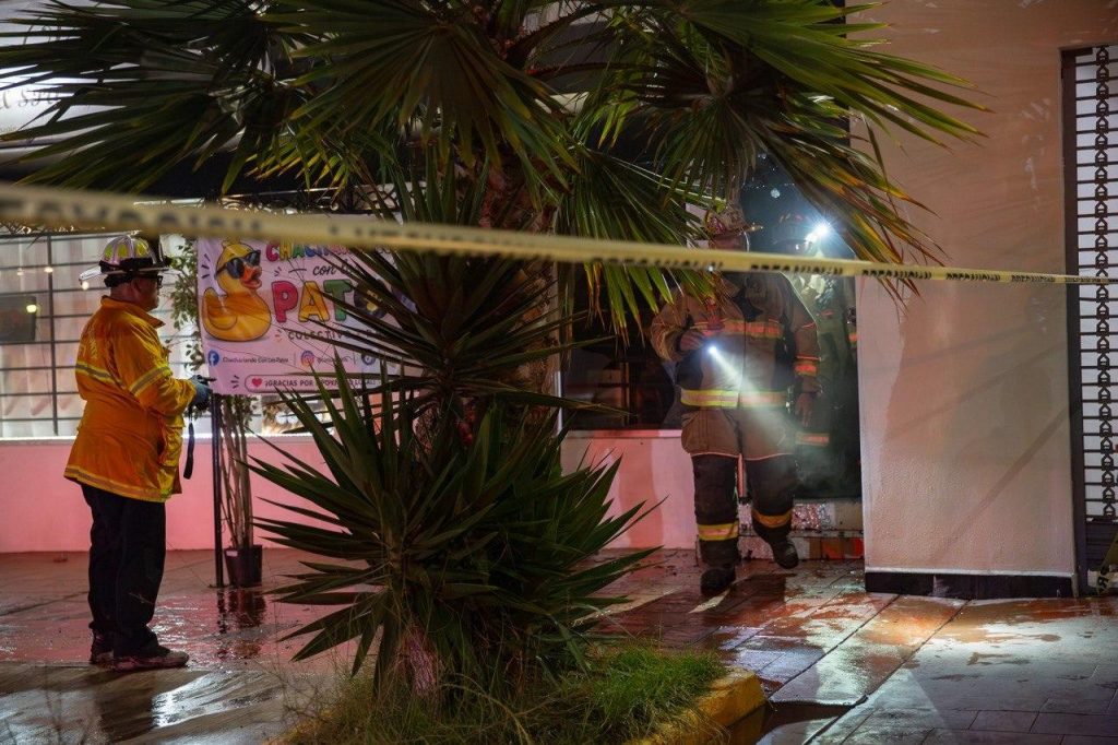LOCALIZAN BOMBAS MOLOTOV EN EL LUGAR DEL INCENDIO.