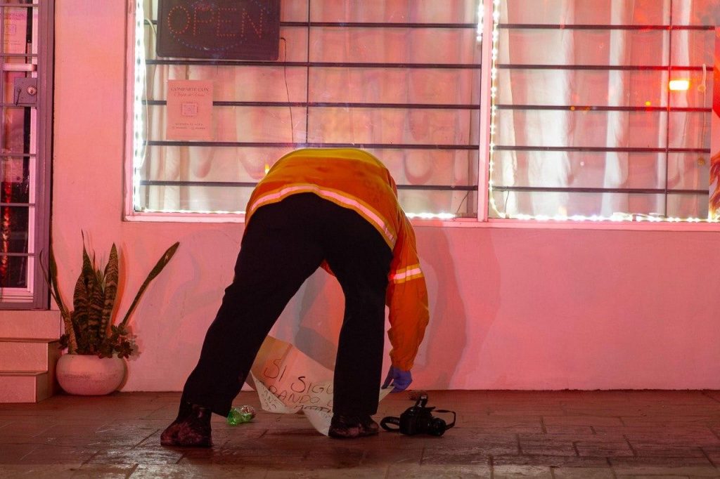 LOCALIZAN BOMBAS MOLOTOV EN EL LUGAR DEL INCENDIO.