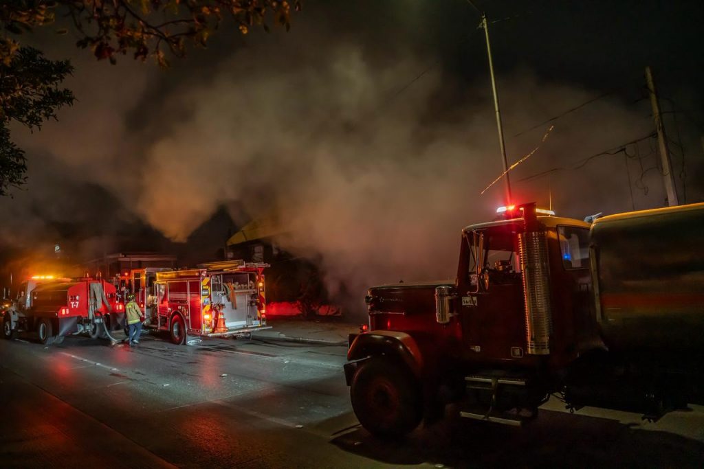 EVITAN QUE EL INCENDIO SE PROPAGUE A VIVIENDAS ALEDAÑAS.