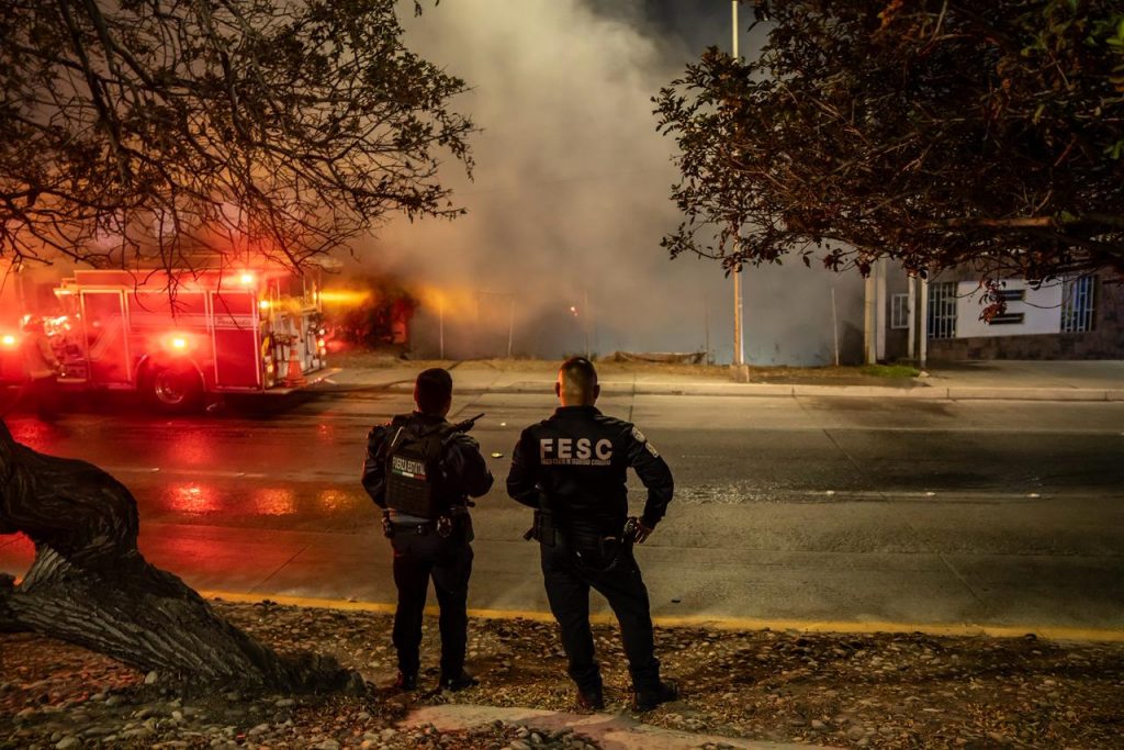 EVITAN QUE EL INCENDIO SE PROPAGUE A VIVIENDAS ALEDAÑAS.