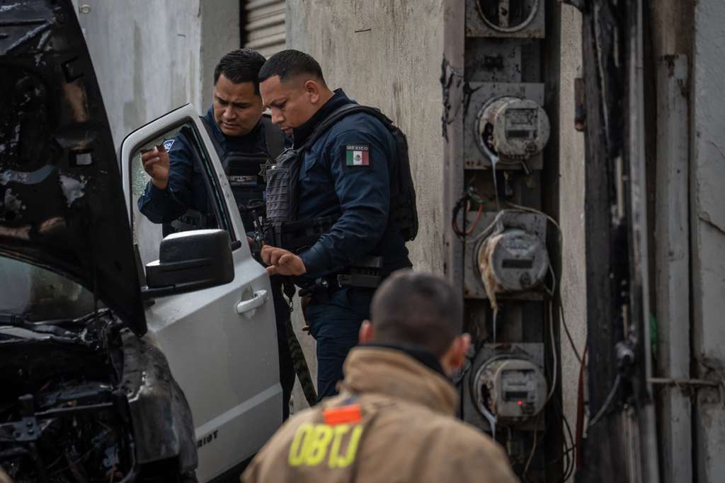 INCENDIO DE AUTOMÓVIL MOVILIZA A BOMBEROS EN LA COLONIA SAN ÁNGEL