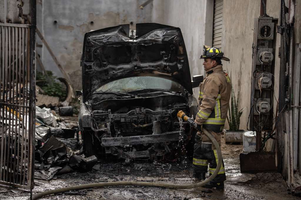 INCENDIO DE AUTOMÓVIL MOVILIZA A BOMBEROS EN LA COLONIA SAN ÁNGEL