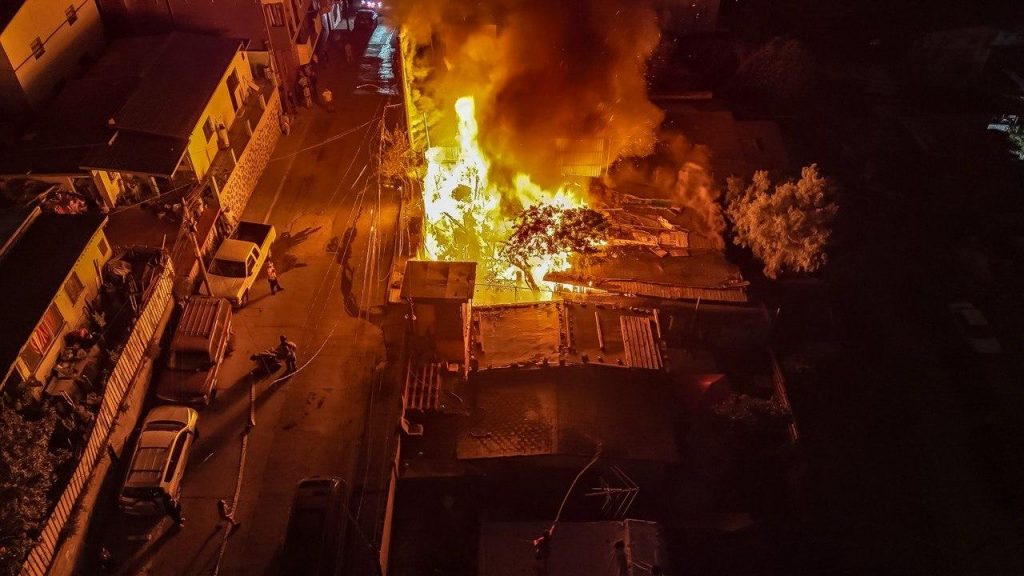 INCENDIO DESTRUYE VIVIENDA DE MADERA EN LA COLONIA POSTAL.