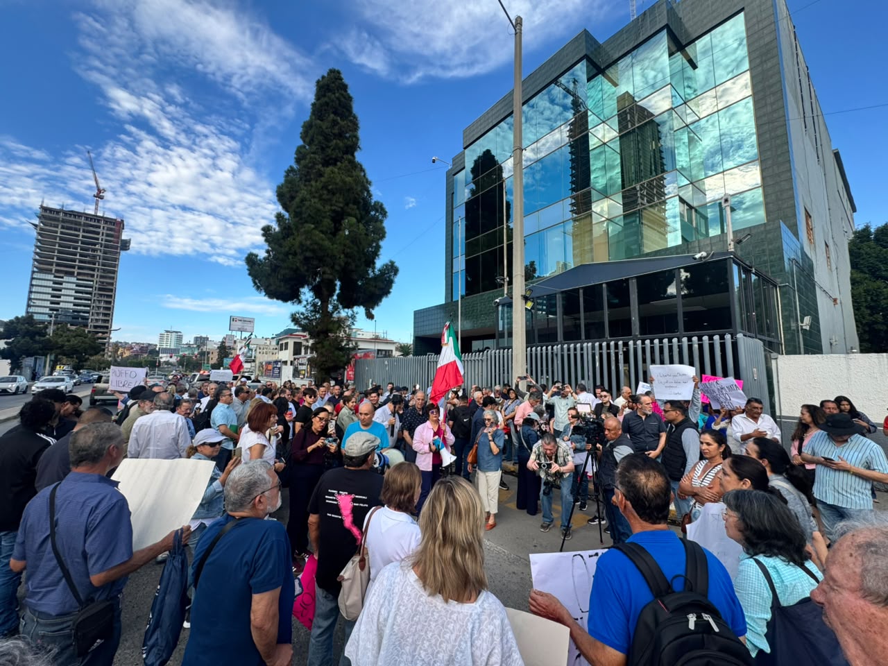 MANIFESTANTES PIDEN LA LIBERACIÓN DE ERNESTO RUFFO APPEL EN LA FGR