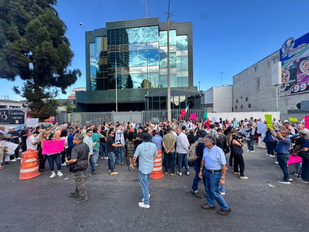 MANIFESTANTES PIDEN LA LIBERACIÓN DE ERNESTO RUFFO APPEL EN LA FGR.