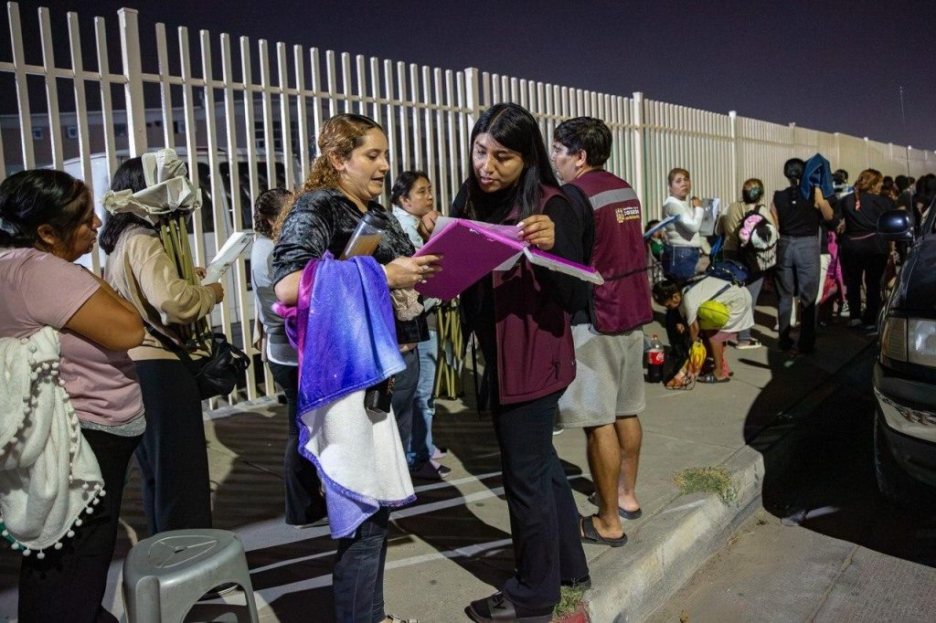 CIENTOS DE MUJERES MADRUGAN PARA REGISTRARSE A LA TARJETA VIOLETA.