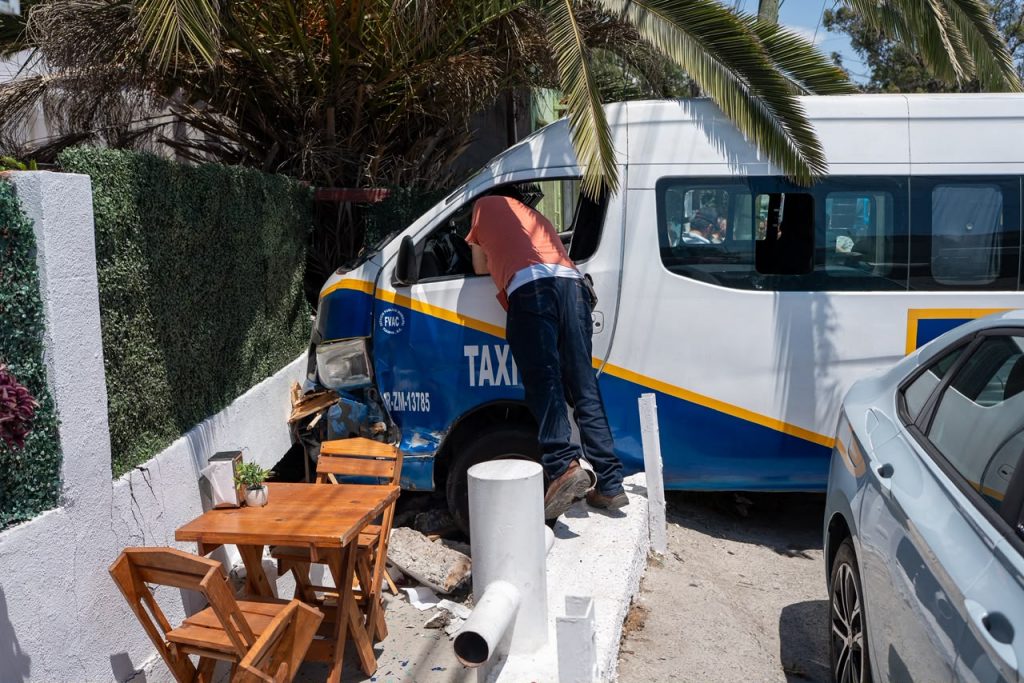 TAXI DE RUTA CHOCA CONTRA UNA BARDA; 13 PERSONAS RESULTAN LESIONADAS.
