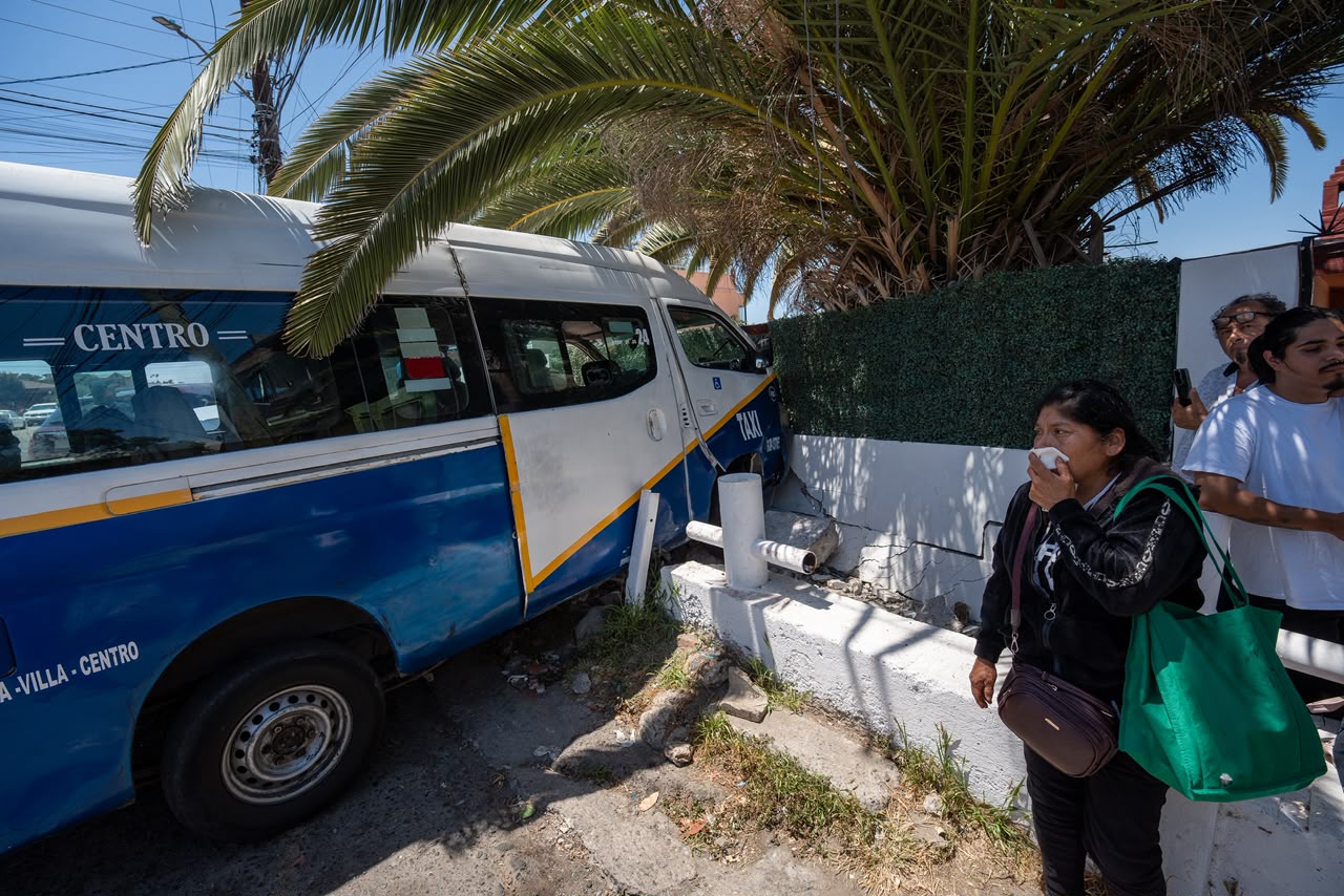 TAXI DE RUTA CHOCA CONTRA UNA BARDA; 13 PERSONAS RESULTAN LESIONADAS
