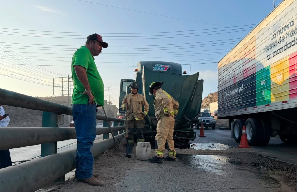 TRAILER MANIOBRÓ PARA EVITAR UN AUTOBÚS.