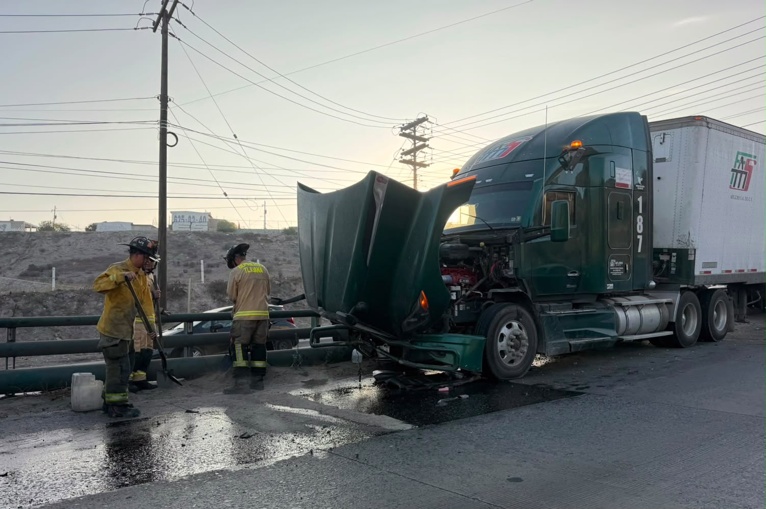 TRÁILER DE DOBLE REMOLQUE SE IMPACTA CONTRA MURO EN EL BULEVAR INSURGENTES