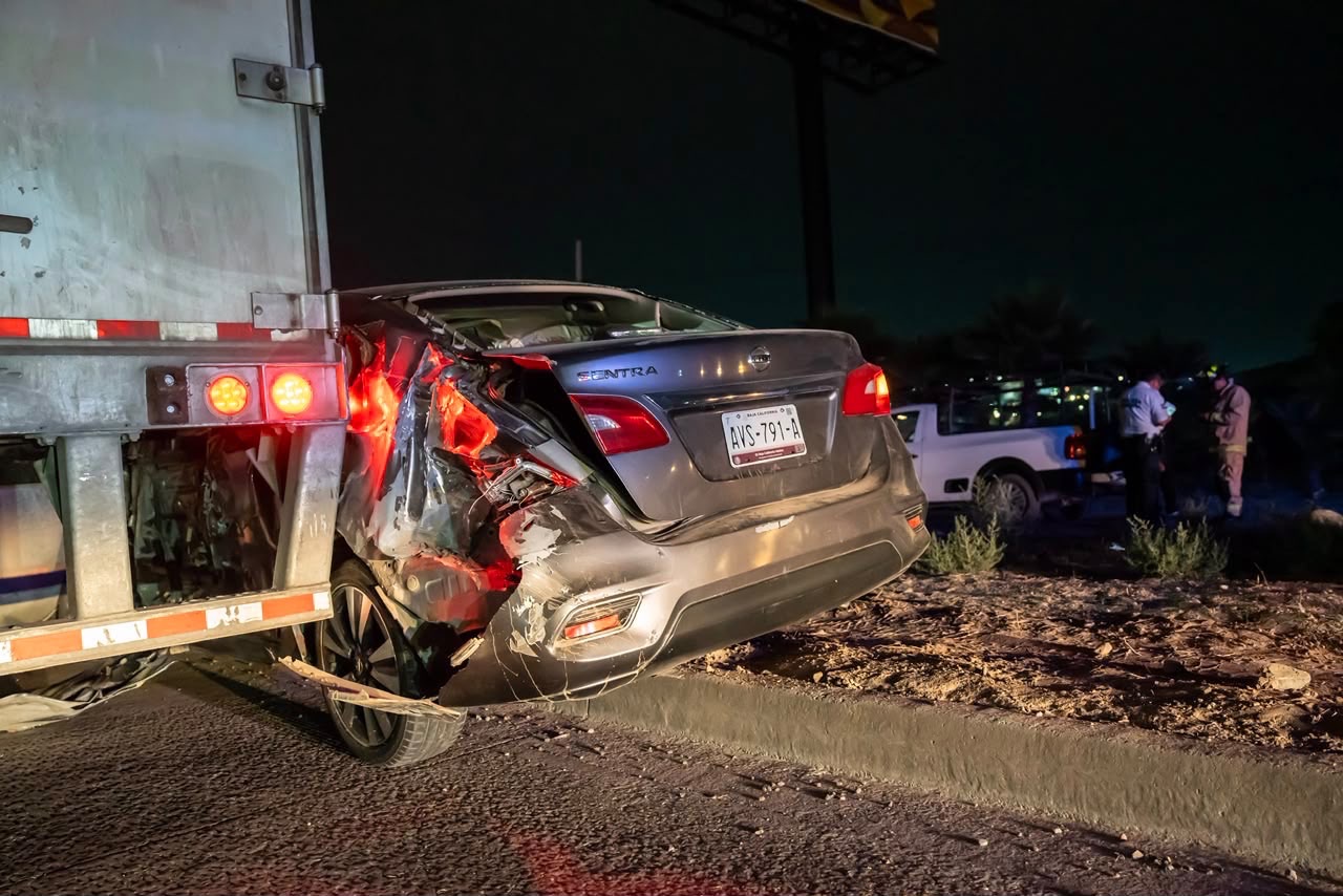 AUTOMÓVIL CHOCA CONTRA TRÁILER Y ES ARRASTRADO VARIOS METROS
