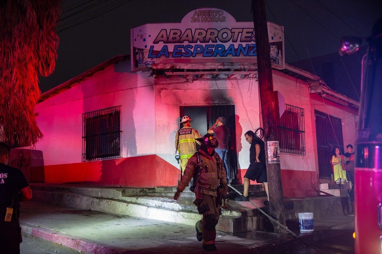 CONTROLAN CONATO DE INCENDIO EN ABARROTES DE LA FRANCISCO VILLA