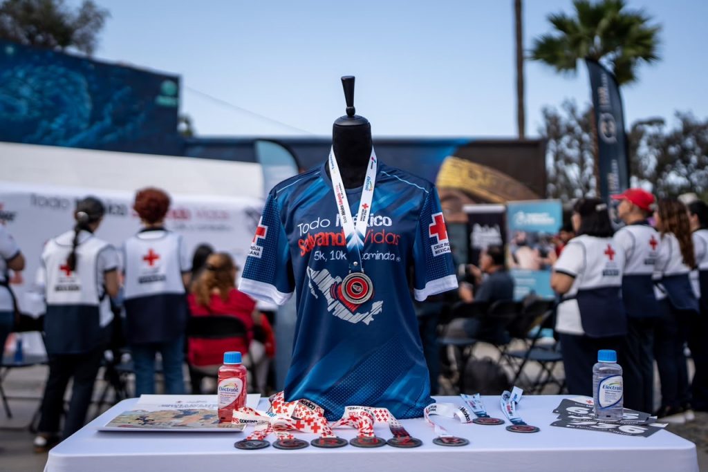 Camisetas y medallas de la carrera "Todo México salvando vidas" impulsada por la Cruz Roja.