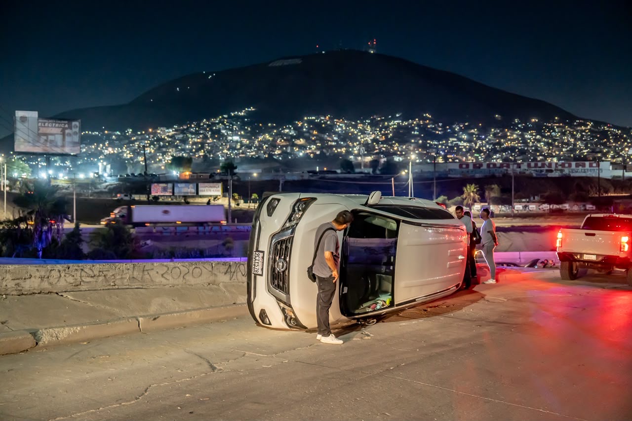 CAMIONETA SALE DEL CAMINO Y TERMINA VOLCADA EN LA MESA
