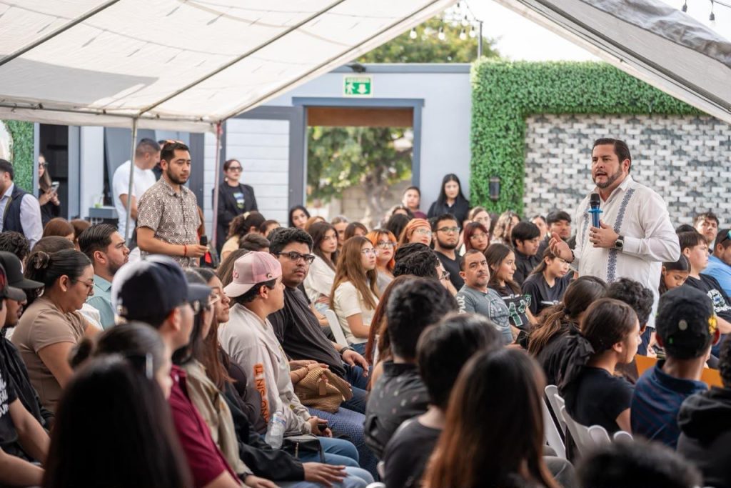 Ismael Burgueño durante su encuentro con jóvenes en su recorrido por Rosarito.