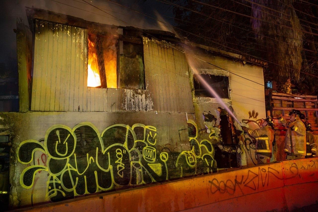 POR TERCERA VEZ SE INCENDIA VIVIENDA ABANDONADA EN VÍA INTERNACIONAL