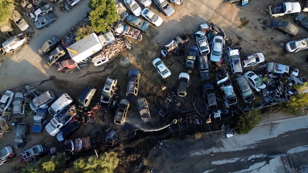 INCENDIO EN YONKE DE TECATE DEJA 7 VEHÍCULOS CALCINADOS