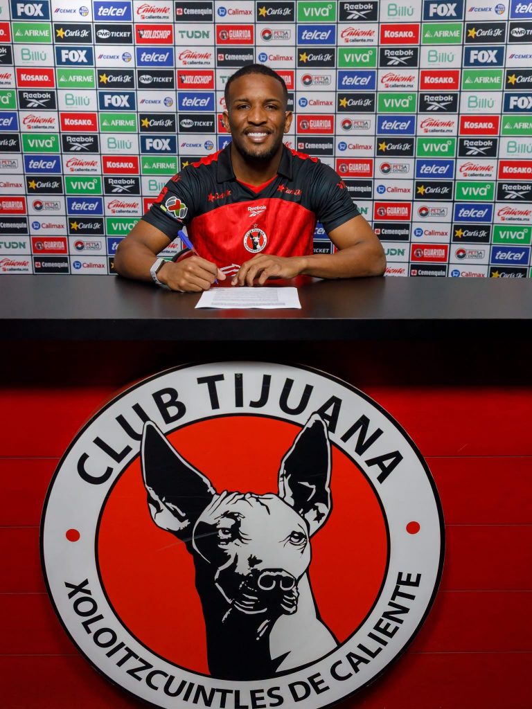 Elías Manoel firmando su contrato con Xolos.