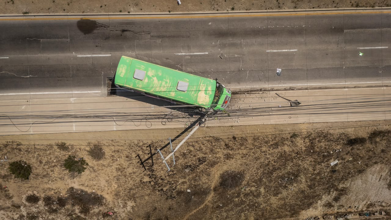 CHOCA TRANSPORTE PÚBLICO EN NATURA; DERRIBA POSTE DE CFE Y DEJA SIN LUZ A VECINOS