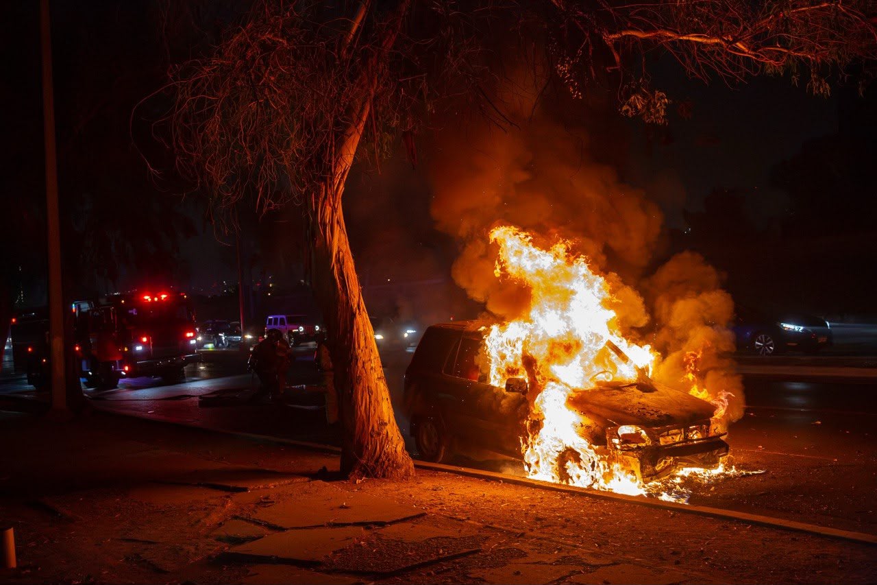 SE INCENDIA CAMIONETA SOBRE LA VÍA RÁPIDA ORIENTE, CERCA DE LA READY LANE