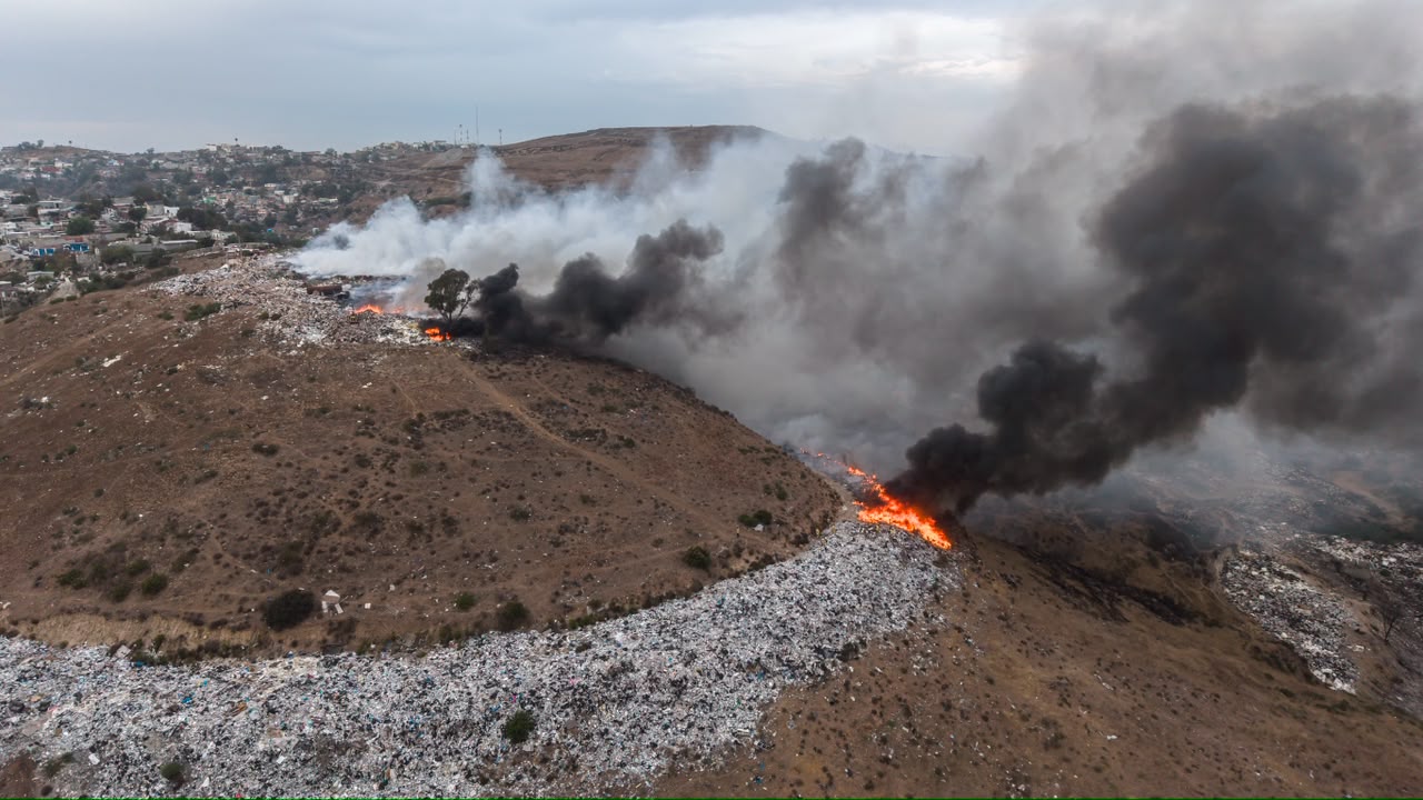 ALERTA POR INCENDIO EN BASURERO CLANDESTINO; HUMO SE EXTIENDE POR VARIOS PUNTOS DE TIJUANA