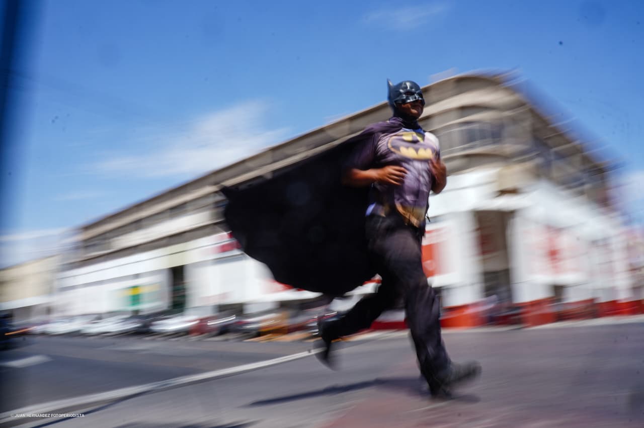 EL “BATMAN MEXICANO” LLEGA A MEXICALI EN UNA TRAVESÍA DE 10 MIL KILÓMETROS
