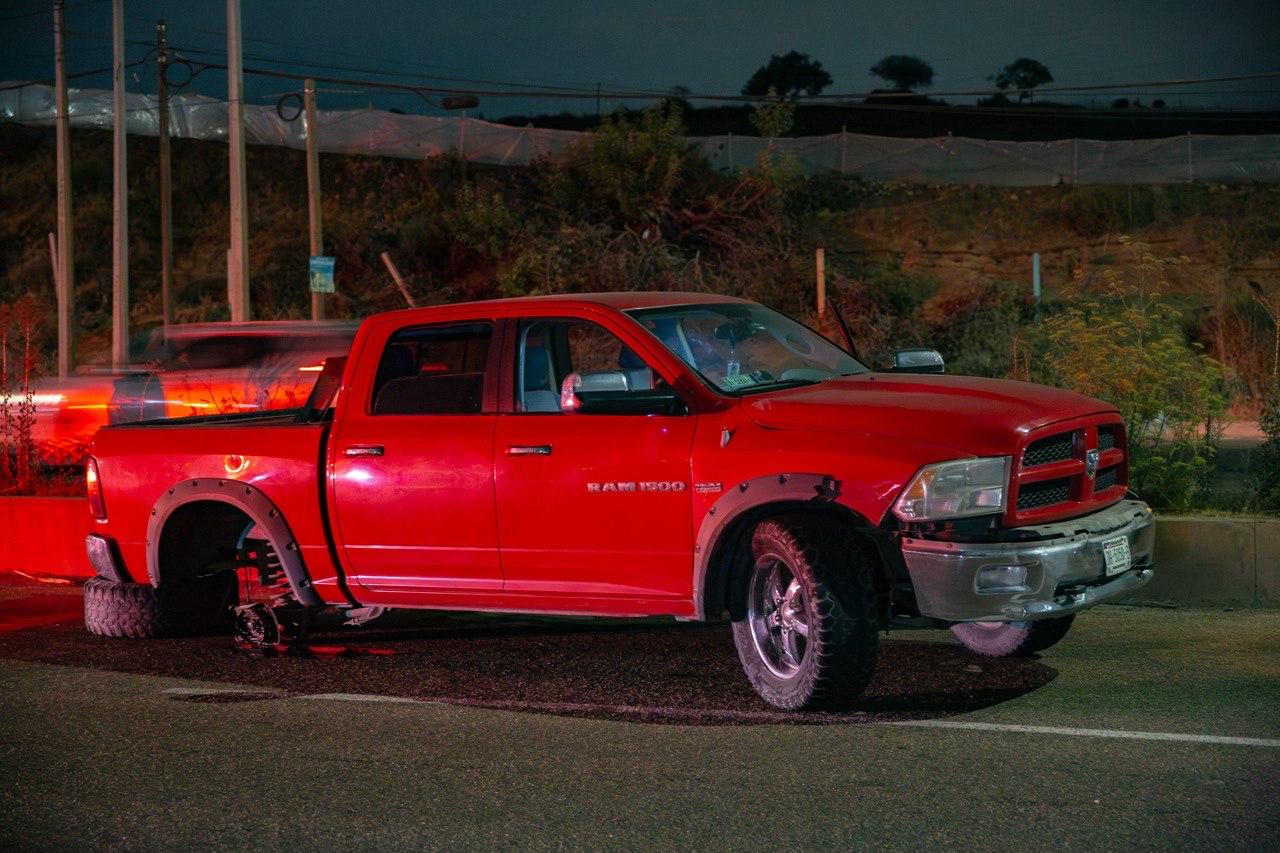 ALERTA EN CUESTA BLANCA: VEHÍCULO VUELCA TRAS PERDER EL CONTROL EN LA CARRETERA TIJUANA-ROSARITO