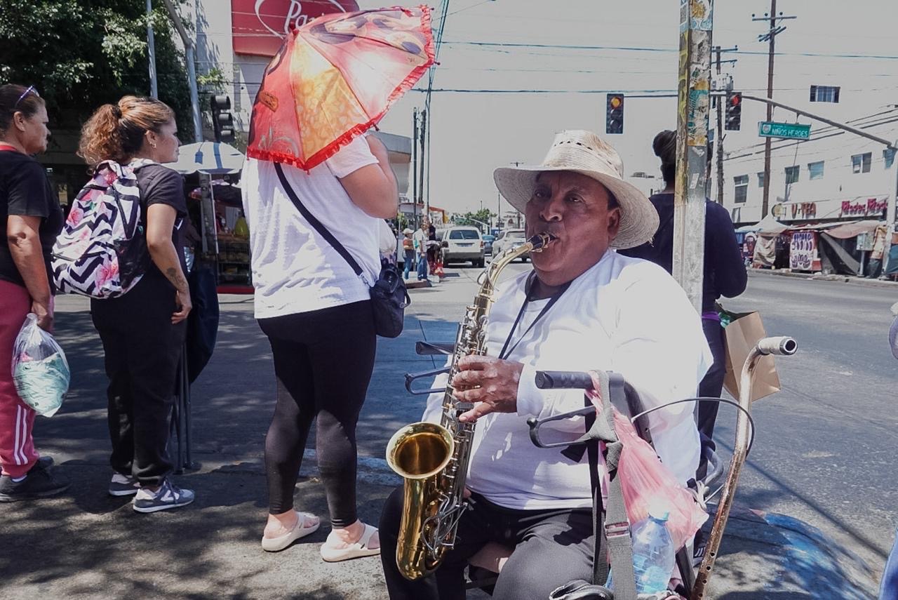 FÉLIX CONVIERTE SU SAXOFÓN EN SUSTENTO DIARIO