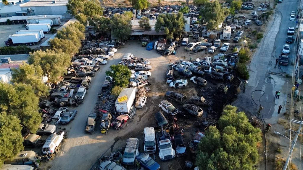 Vehículos incendiados en yonke de Tecate.