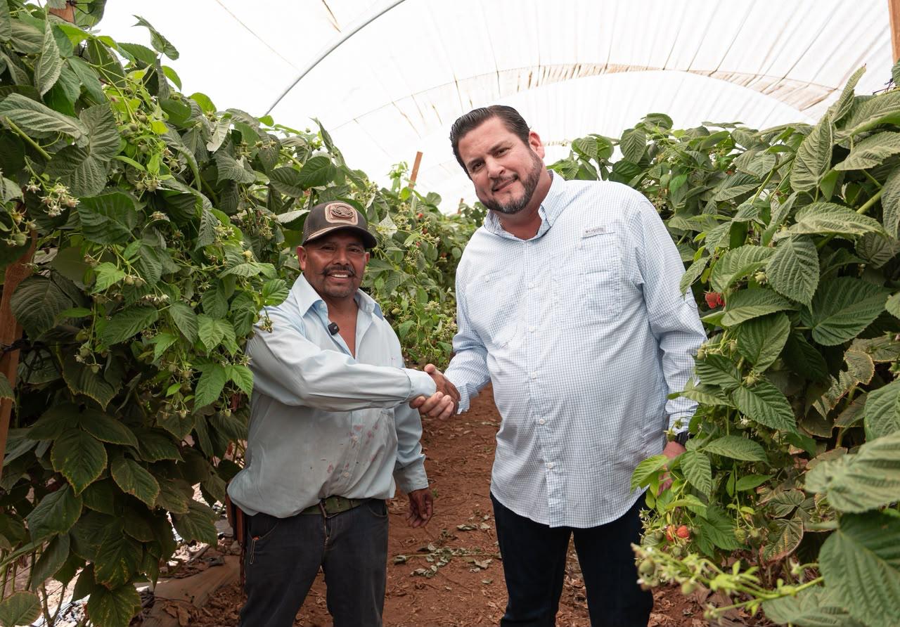 BURGUEÑO RUIZ SOSTIENE ENCUENTRO CON JORNALEROS EN SAN QUINTÍN