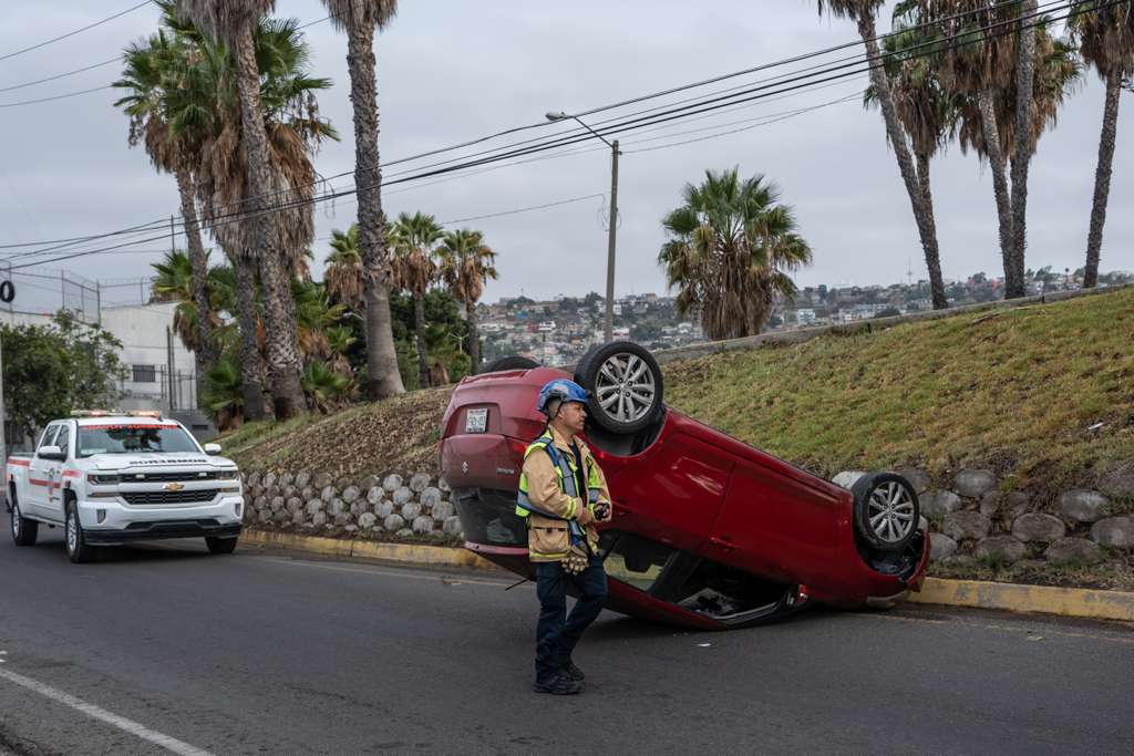 CONDUCTOR ILESO TRAS VOLCAR SU VEHÍCULO EN LA COLONIA 20 DE NOVIEMBRE.