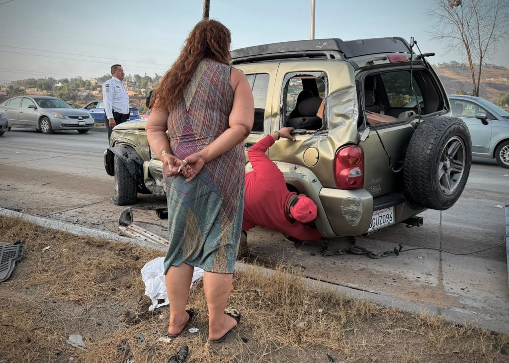 Vehículo afectado tras volcadura en la vía rápida oriente.
