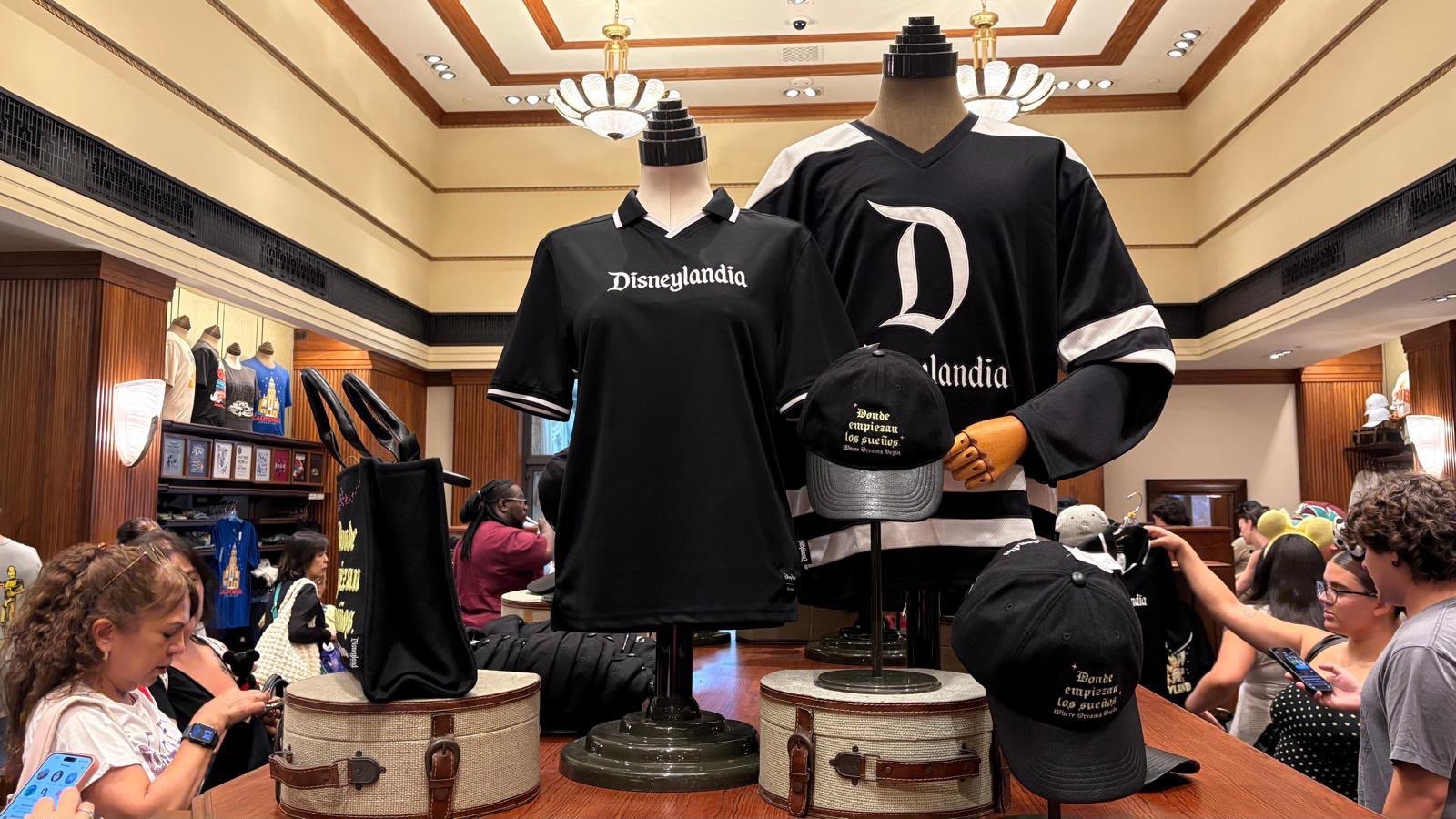 DISNEYLAND LANZA COLECCIÓN INSPIRADA EN LA COMUNIDAD LATINA