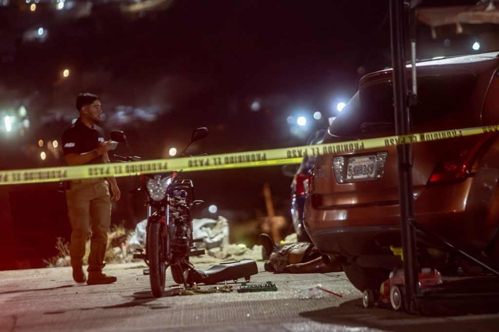 Joven tendido en el suelo tras ser asesinado en la colonia Sánchez Taboada.
