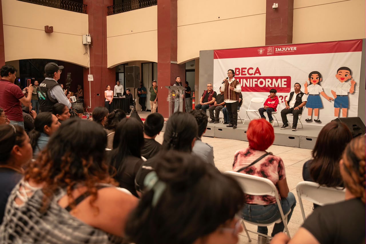 APOYAN A ESTUDIANTES DE ROSARITO CON VALES PARA UNIFORMES ESCOLARES