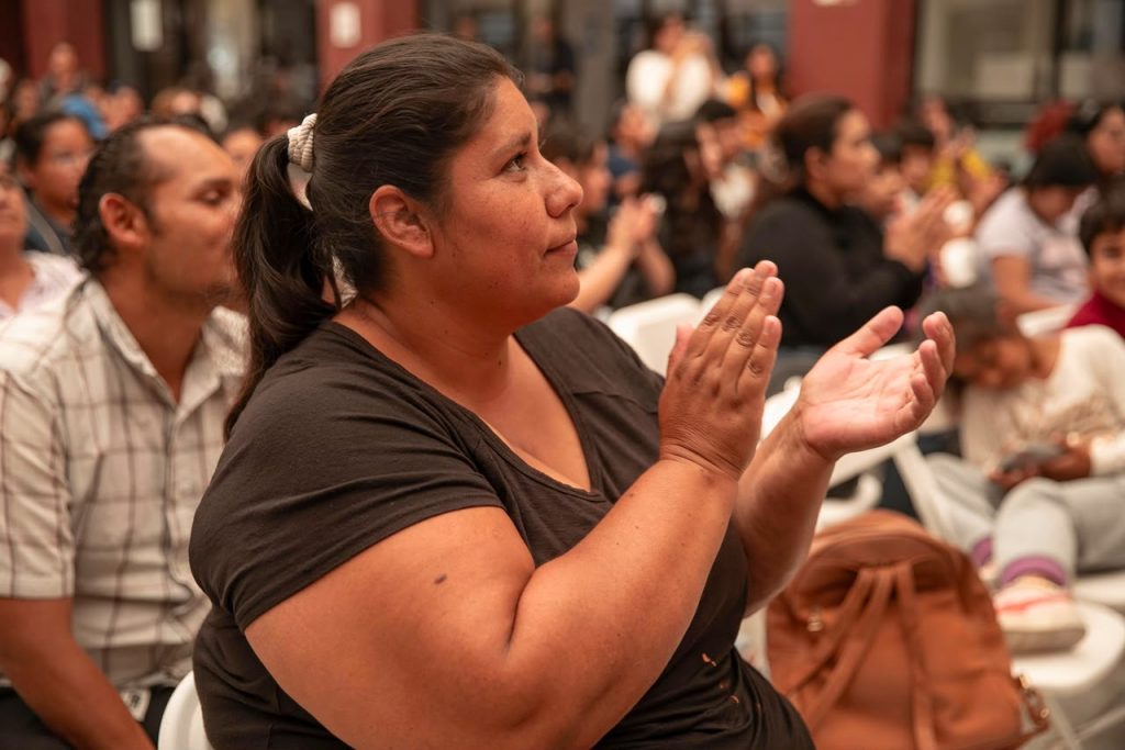 FAMILIAS DESTACAN APOYO DE UNIFORMES ESCOLARES.