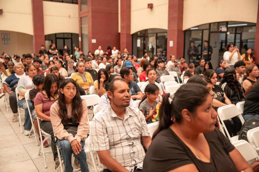 FAMILIAS DESTACAN APOYO DE UNIFORMES ESCOLARES.