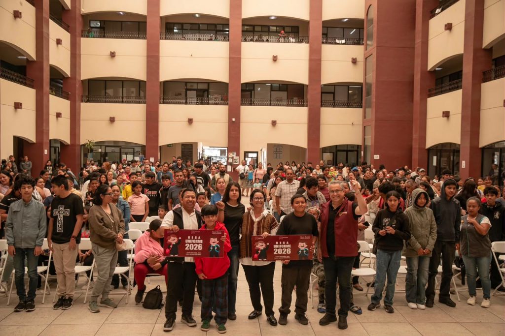 APOYAN A ESTUDIANTES DE ROSARITO CON VALES PARA UNIFORMES ESCOLARES.